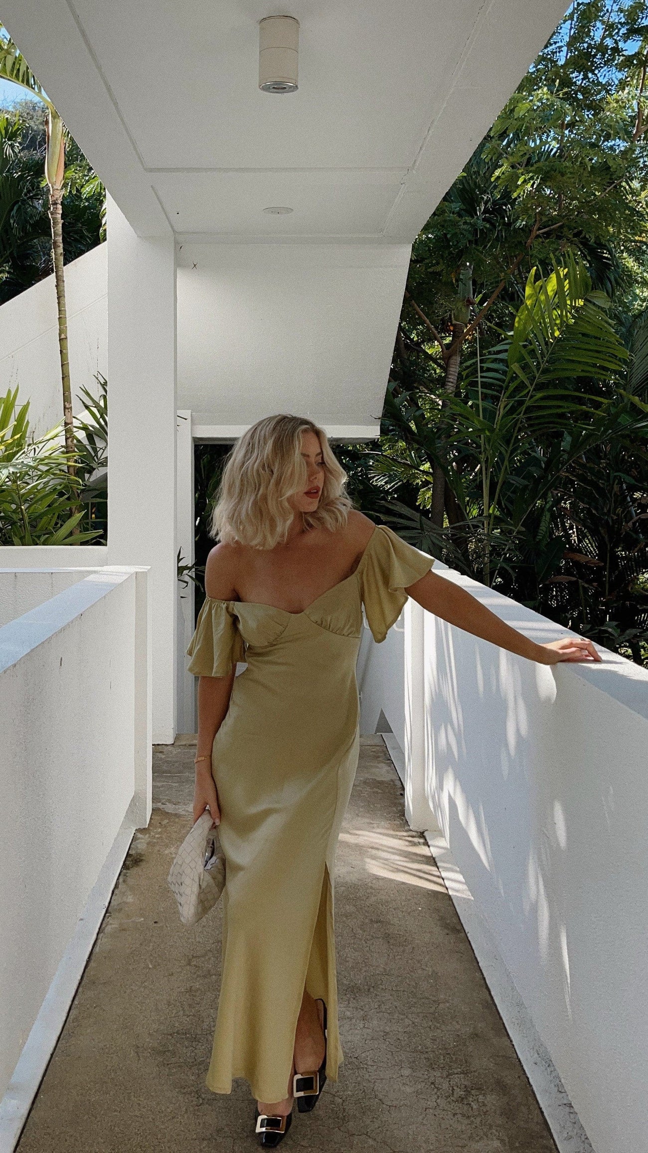 Nalani - Schulterfreies Maxikleid mit Schmetterlingsärmeln