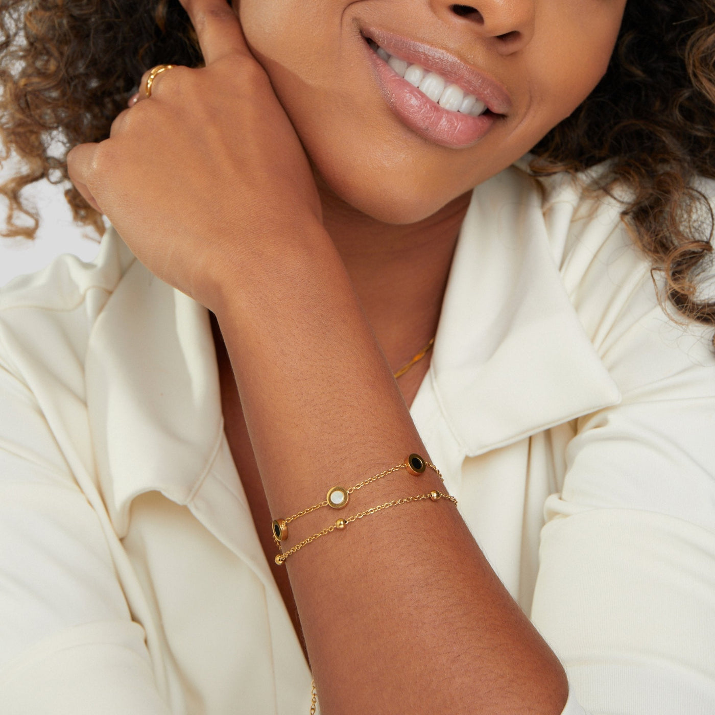 Onyx- und Weißsteinarmband