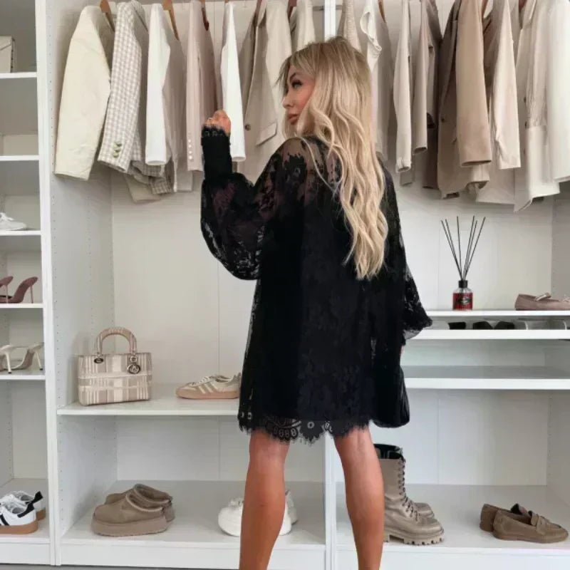 Spitzenkleid mit Schleife | Transparente Ärmel | Feminin und verspielt